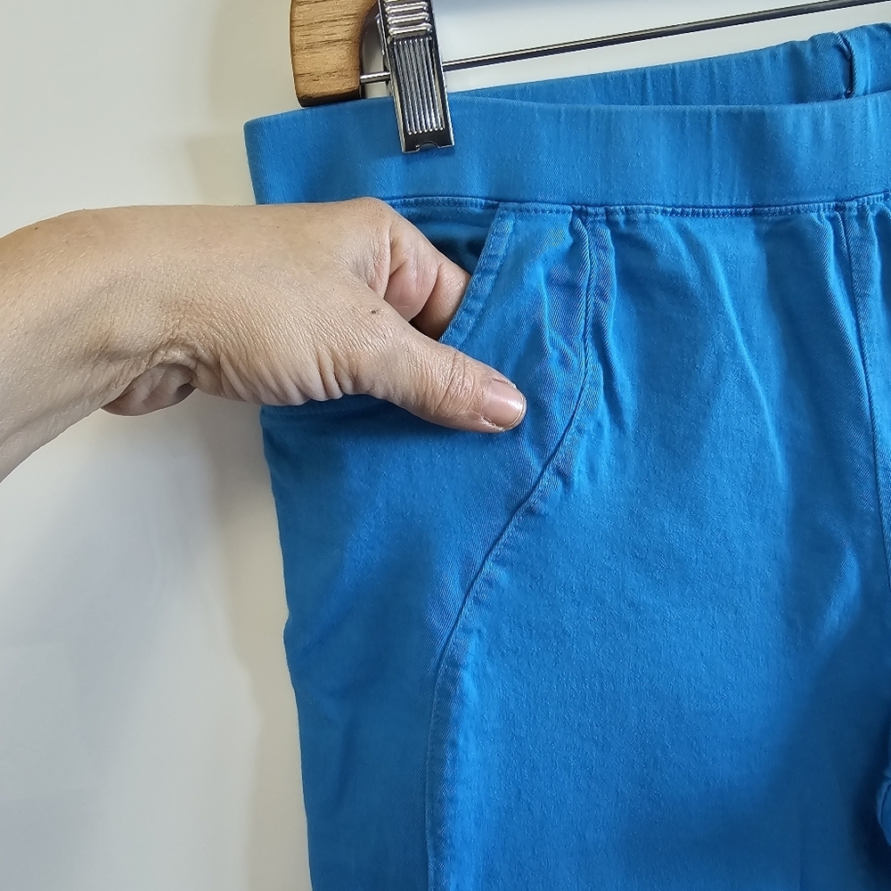 Solid Pocket Capris - Picture 5 of 6